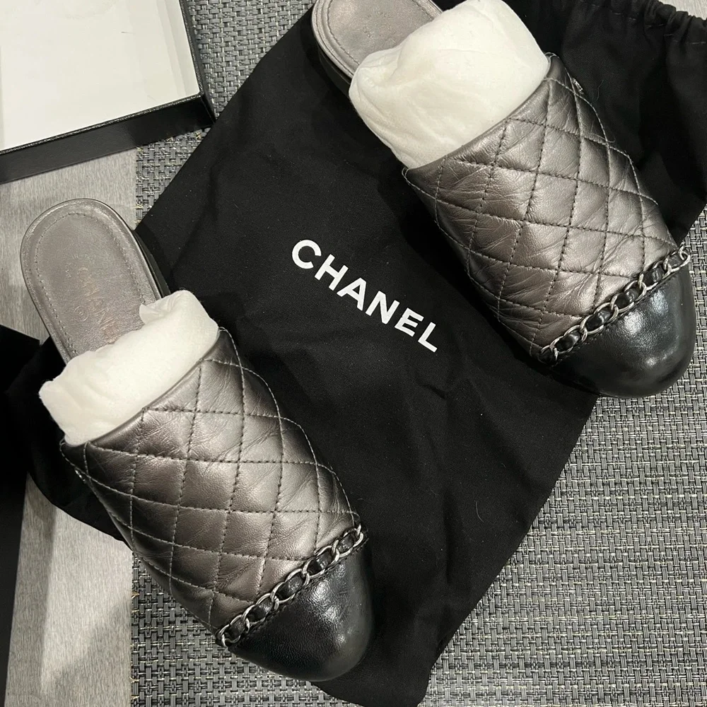 CHANEL DK SILVER / black Mules 2017 C9981 chain detail size 35 EUC